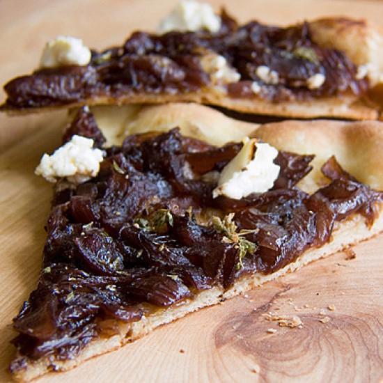 Rezeptbild: Pizza mit karamellisierten Balsamicozwiebeln