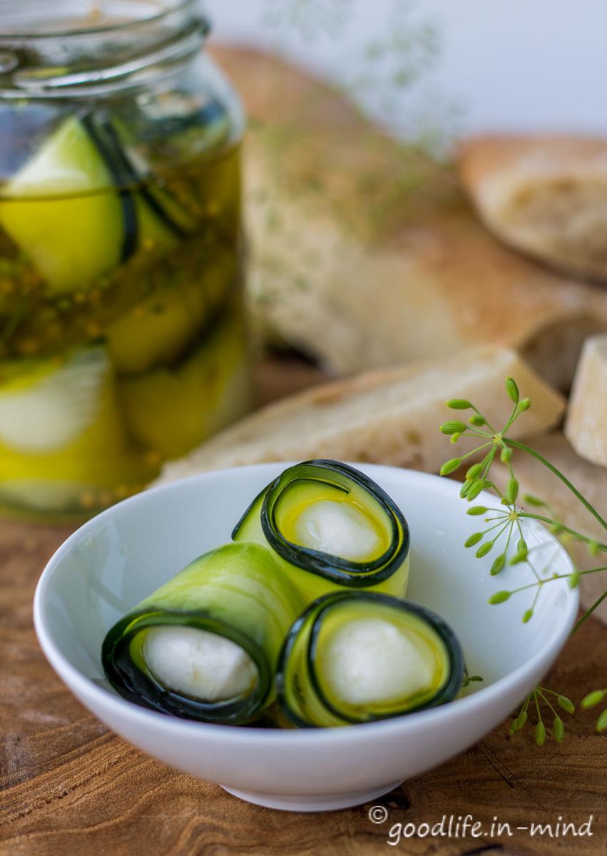 Rezeptbild: Eingelegte Zucchini mit Mozzarellakugeln