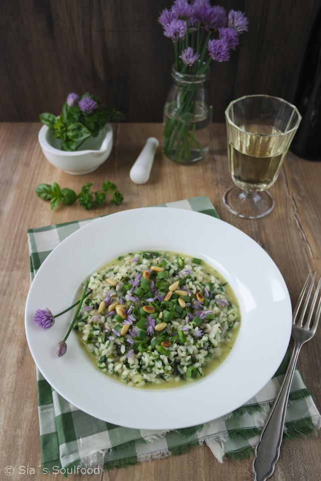 Rezeptbild: Kräuter-Risotto mit Schnittlauchblüten