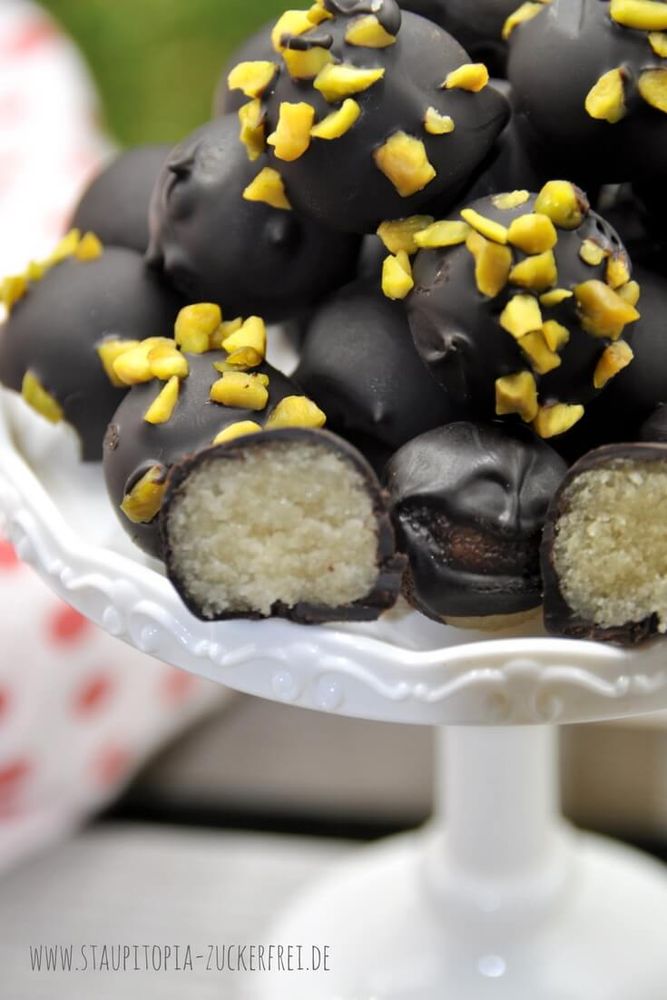 Rezeptbild: Die wahrscheinlich einfachsten Low Carb Pralinen der Welt: Low Carb Marzipan Pralinen