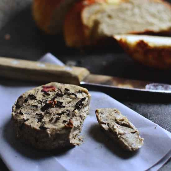 Rezeptbild: Rosen-Tee-Butter