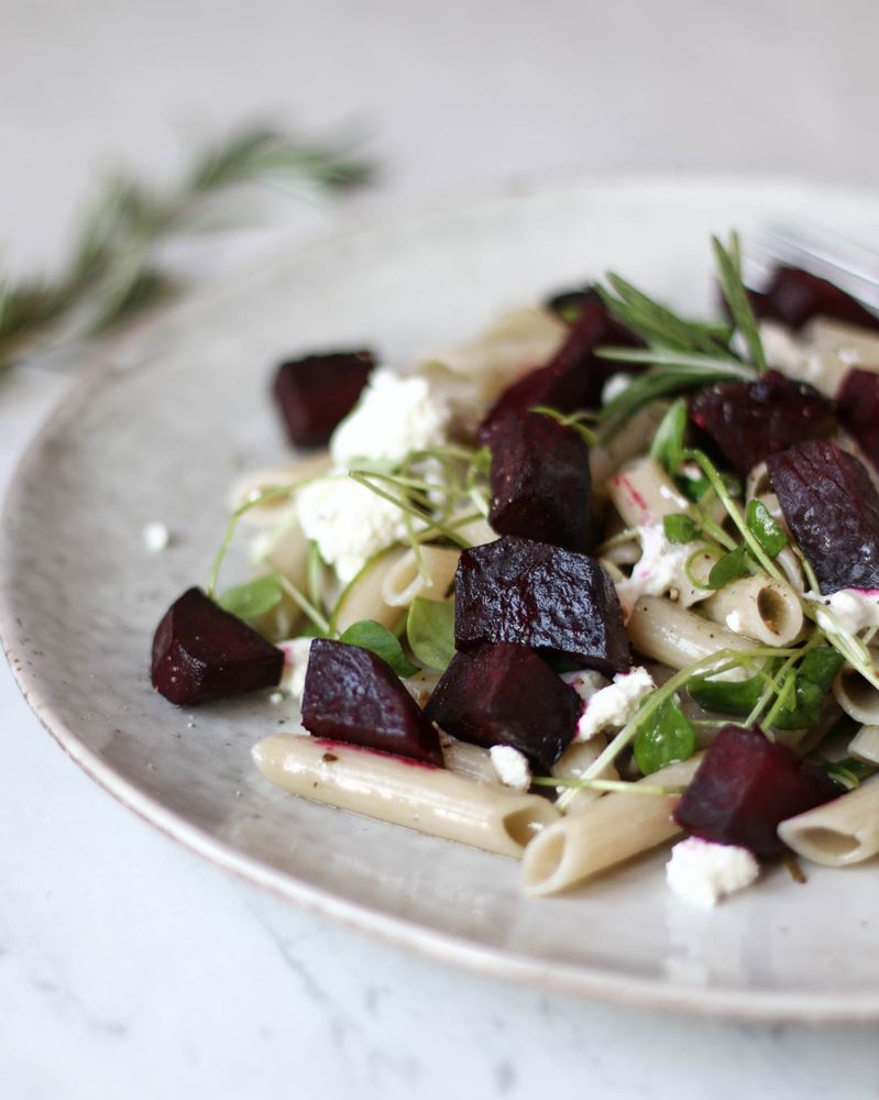 Rezeptbild: Pasta mit Balsamico Bete, Oliven & Ziegenkäse