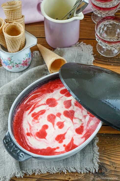 Rezeptbild: Stawberry Swirl Ice Cream ∼ Eiscreme mit Erdbeeren und Limoncello