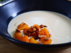 Rezeptbild: WIESENHEU-PANNACOTTA MIT APRIKOSEN