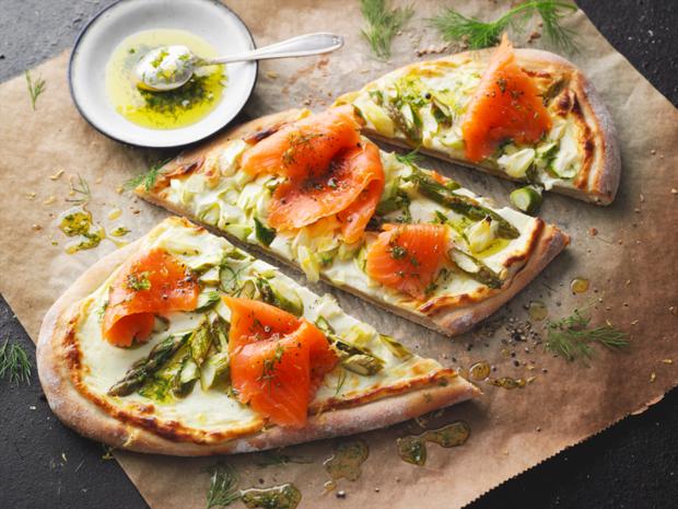 Rezeptbild: Flammkuchen mit Spargel und Räucherlachs