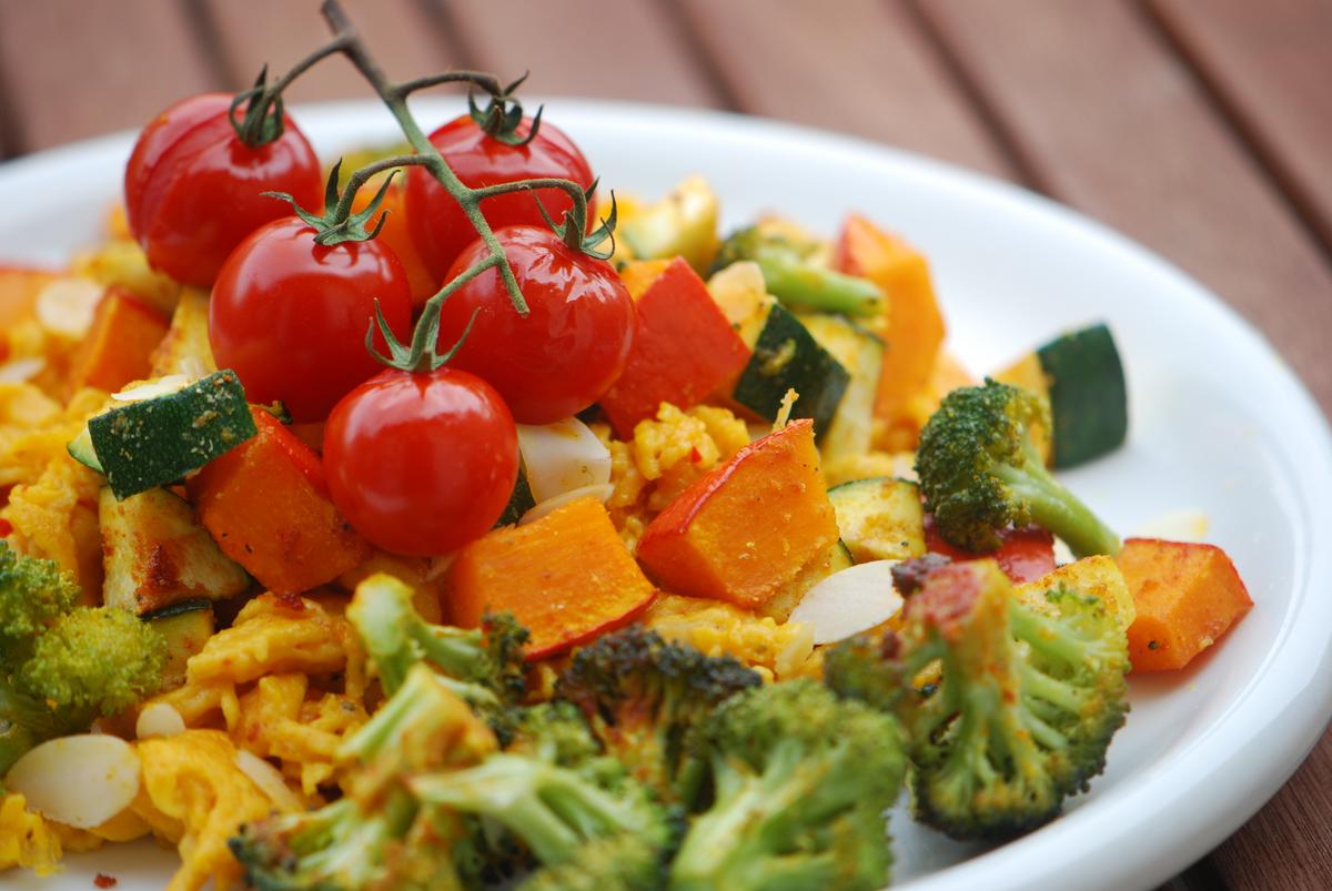 Rezeptbild: Kürbis-Spätzle mit Sommergemüse und Mandeln