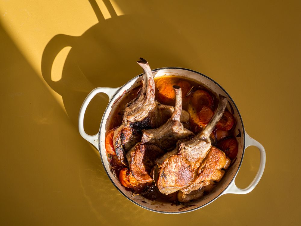 Rezeptbild: Schweinekotletts auf Aprikosen-Lavendel-Gemüse
