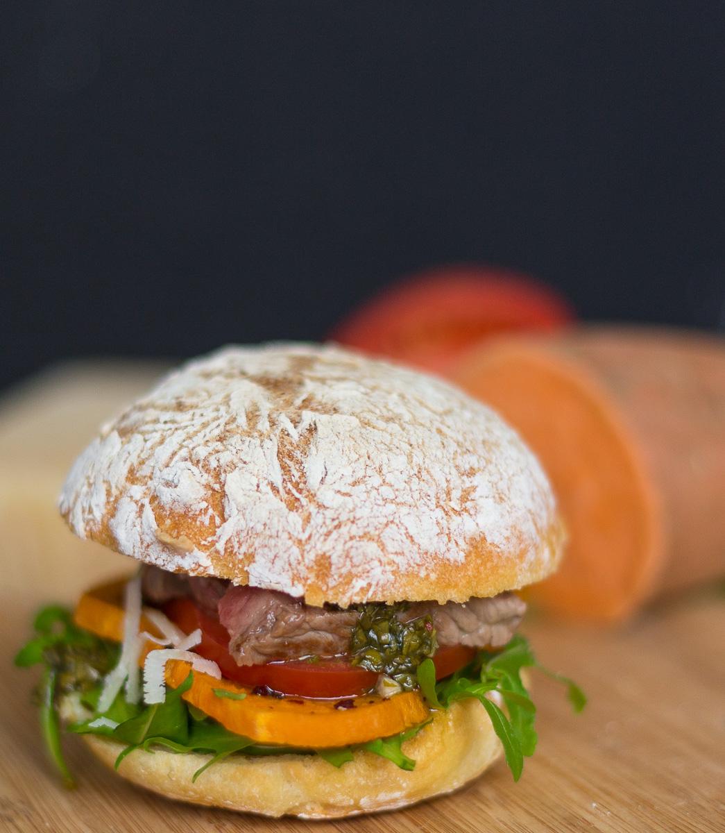 Rezeptbild: Rumpsteak-Süßkartoffel-Burger mit Chimichurri