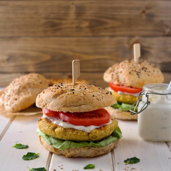 Rezeptbild: Kichererbsen-Burger mit Joghurt-Tahini-Sauce