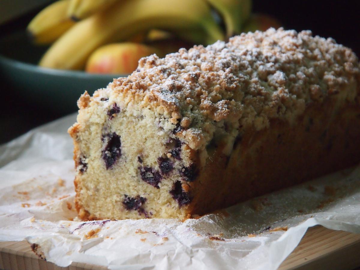 Rezeptbild: Banana Bread mit Heidelbeeren und Streusel