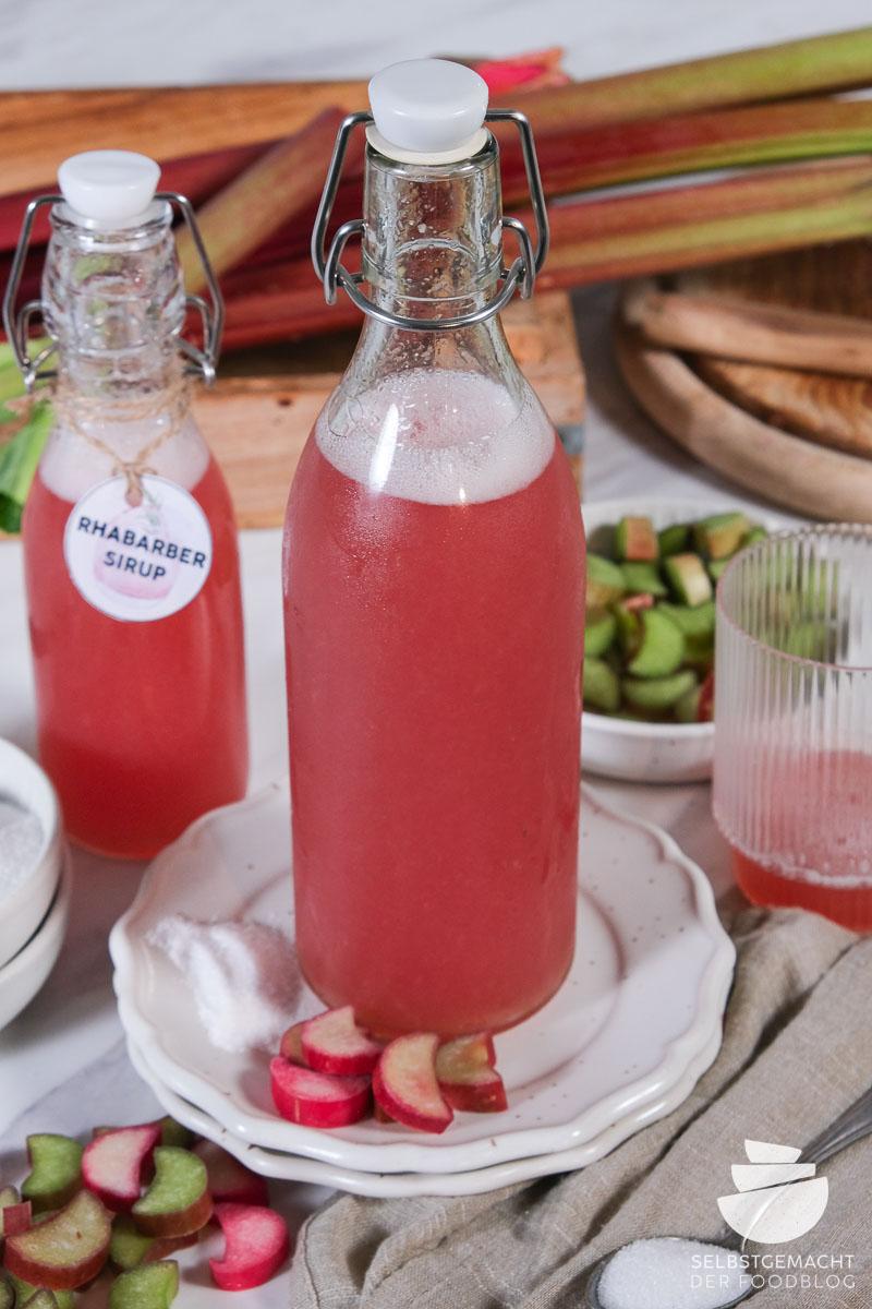 Rezeptbild: Rhabarber Sirup mit Geschenketiketten