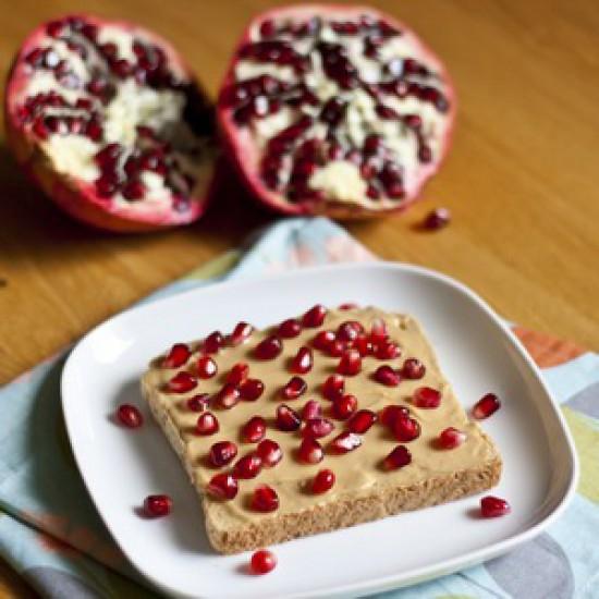 Rezeptbild: Erdnussbutter und Granatapfel Toast