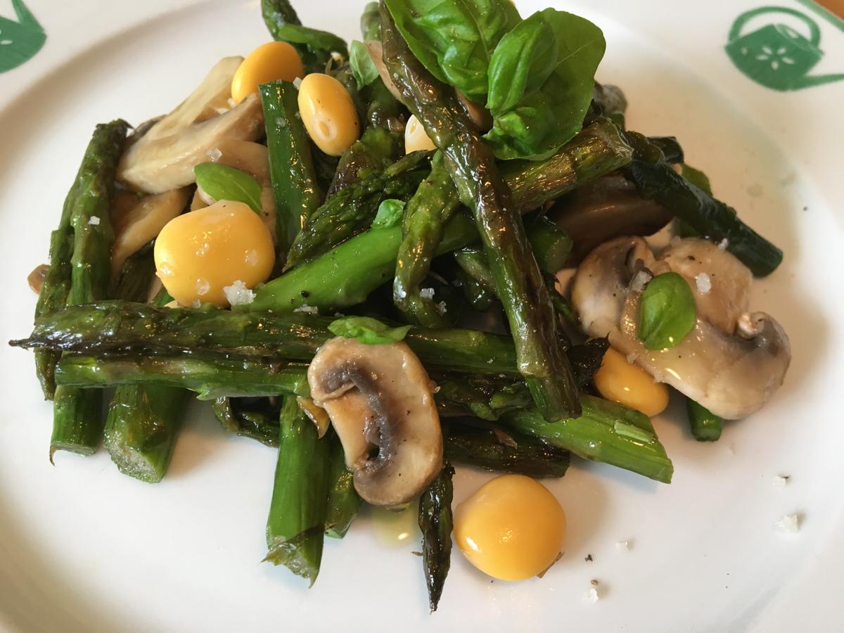 Rezeptbild: Poêlée d’asperges, champignons et lupins (Gemüsepfanne mit Spargel, Champignons und Lupinensamen)