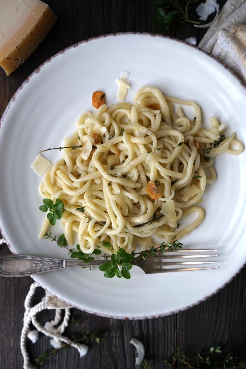 Rezeptbild: Handgerollte Pici Nudeln – in Knoblauch Soße
