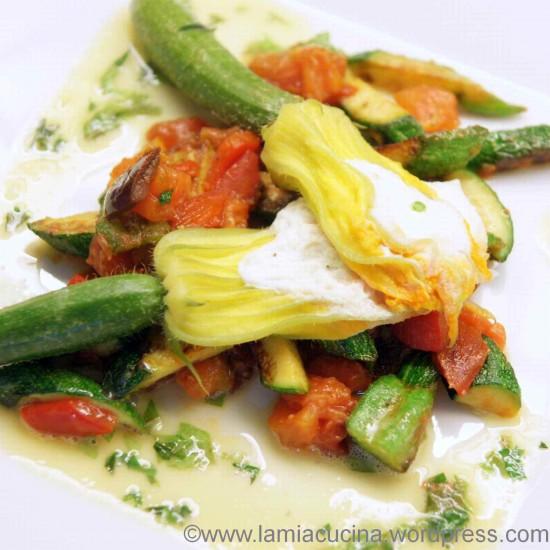 Rezeptbild: Gefüllte Zucchiniblüten auf Gemüsesauce