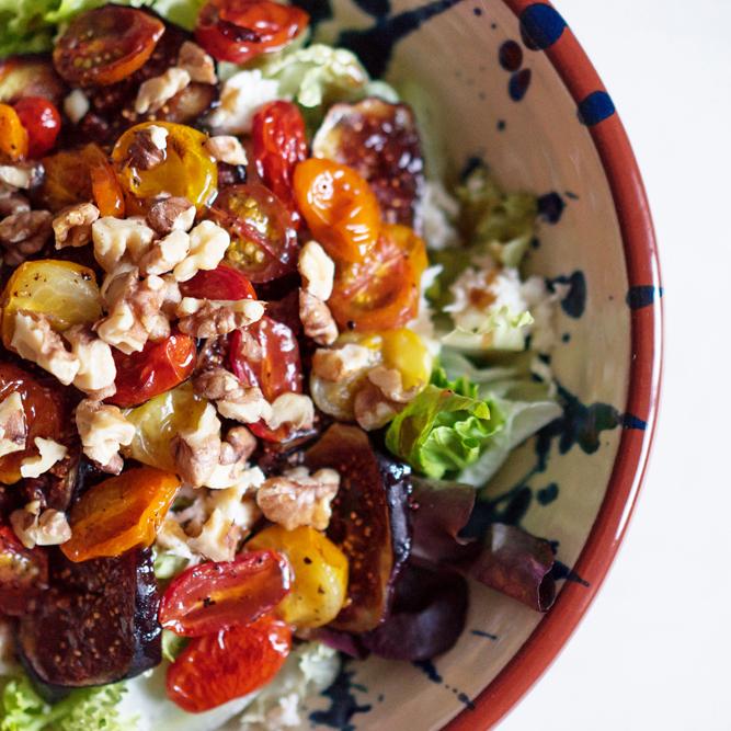 Rezeptbild: Salat mit gerösteten Feigen und Tomaten, Walnüssen und Mozzarella