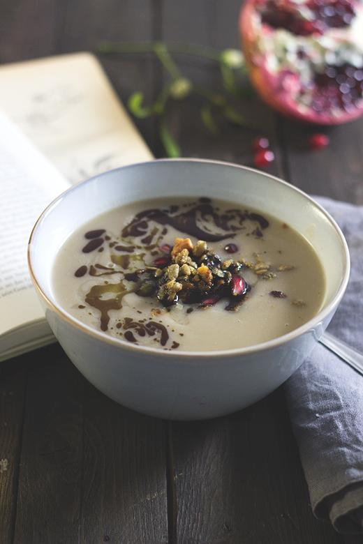 Rezeptbild: Pastinaken-Maronen-Suppe mit herzhafter Nussgranola