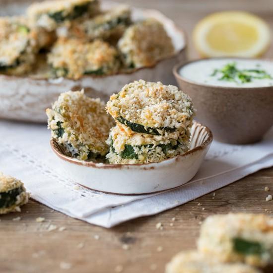 Rezeptbild: Zucchini-Parmesan-Taler mit Joghurt-Dip