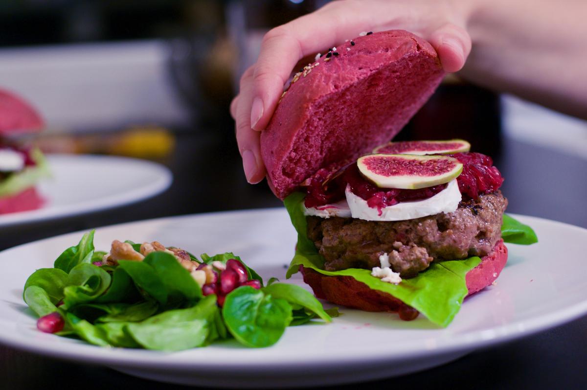 Rezeptbild: Pink Burger mit Ziegenkäse und Feigensenf