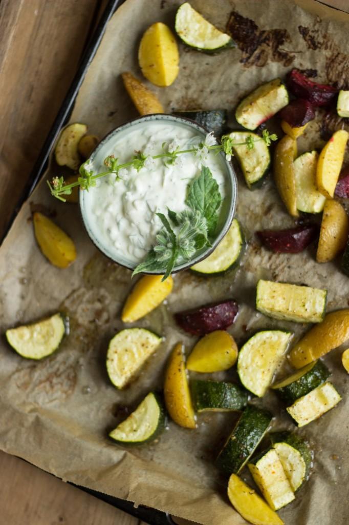 Rezeptbild: Backofengemüse mit Kräuterquark