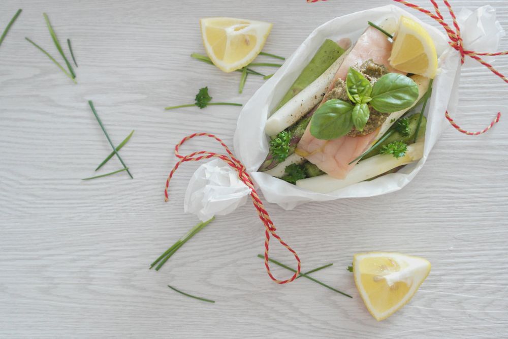 Rezeptbild: Spargelschiffchen mit Wildlachs und frischem Pesto