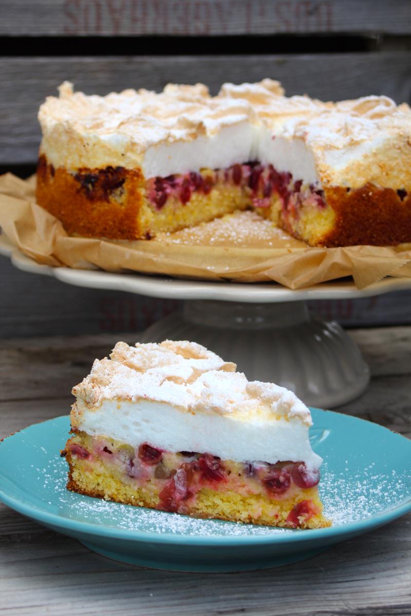Rezeptbild: Stachelbeer-Baiser-Kuchen mit Mandel-Polenta-Boden