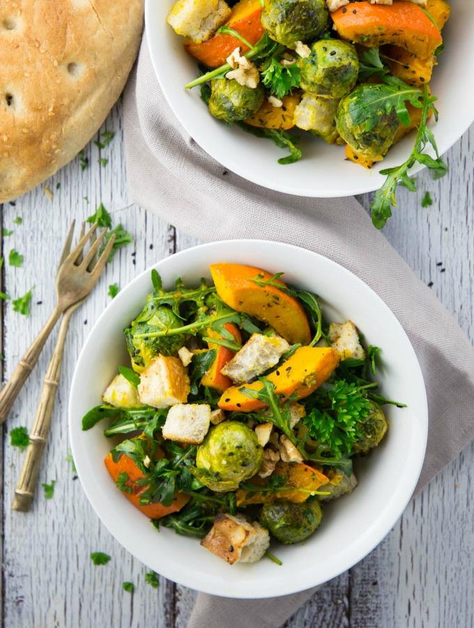 Rezeptbild: Wintersalat mit Kürbis, Rosenkohl und Fladenbrot Croûtons