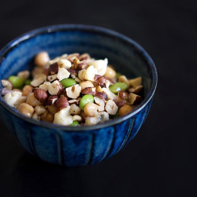 Rezeptbild: Kichererbsen-Edamame-Salat mit Gorgonzola und Haselnüssen