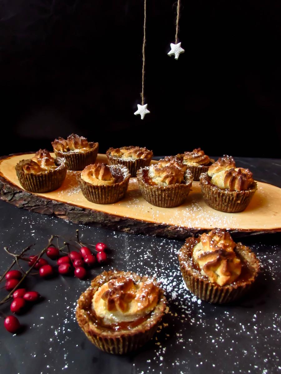 Rezeptbild: Weihnachtstörtchen mit Marzipan und Sanddorn (vegan und glutenfrei)
