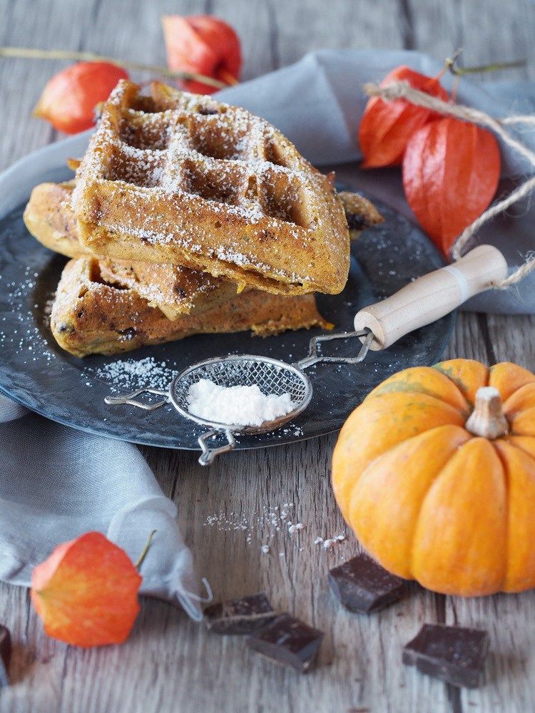 Rezeptbild: Kürbis-Buttermilch-Waffeln mit Zartbitterschokolade