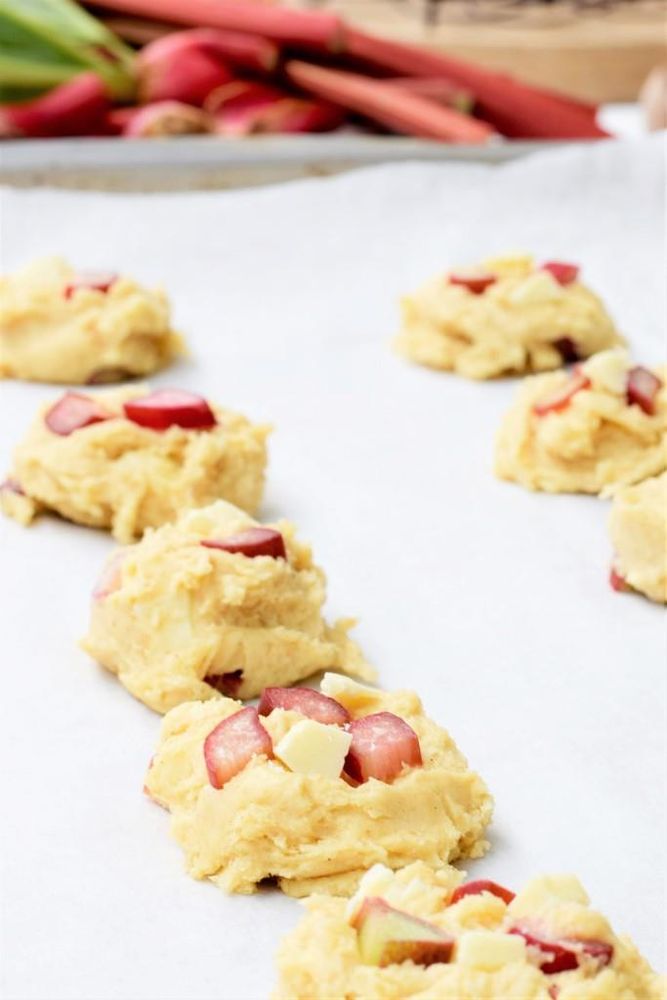 Rezeptbild: Rhabarber-Cookies mit weißer Schokolade