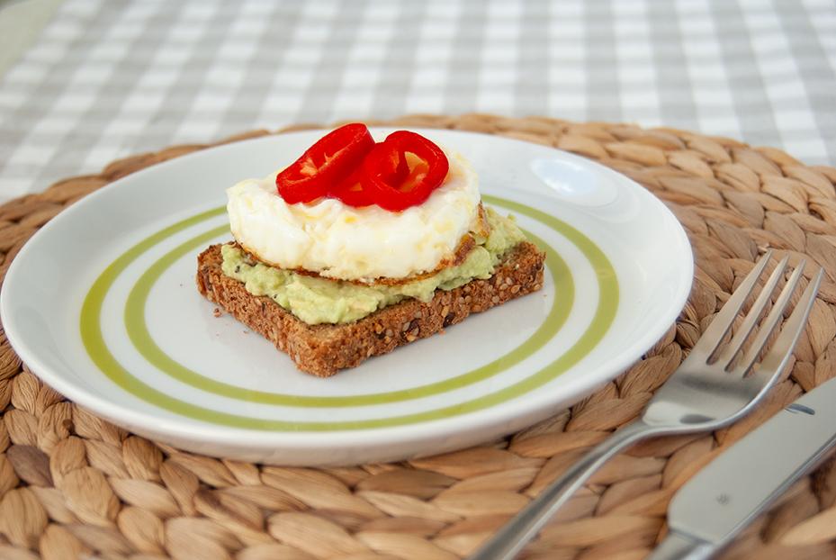 Rezeptbild: Spiegelei auf Vollkornbrot mit Avocadocreme