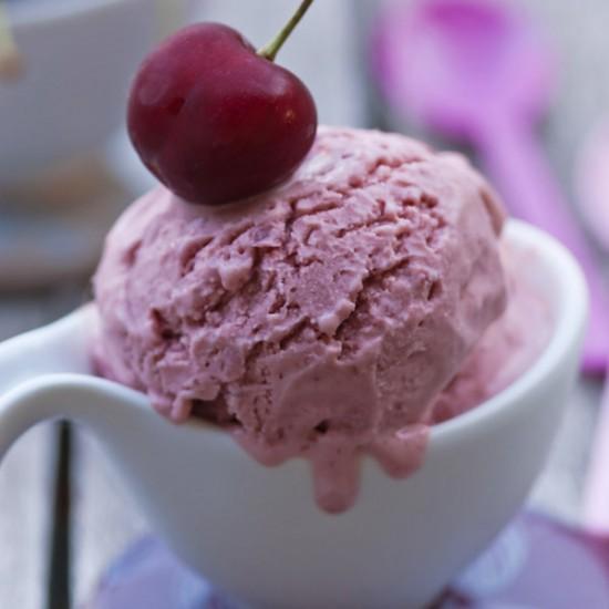 Rezeptbild: Kirsch-Joghurt-Eis mit Rosenblütensirup