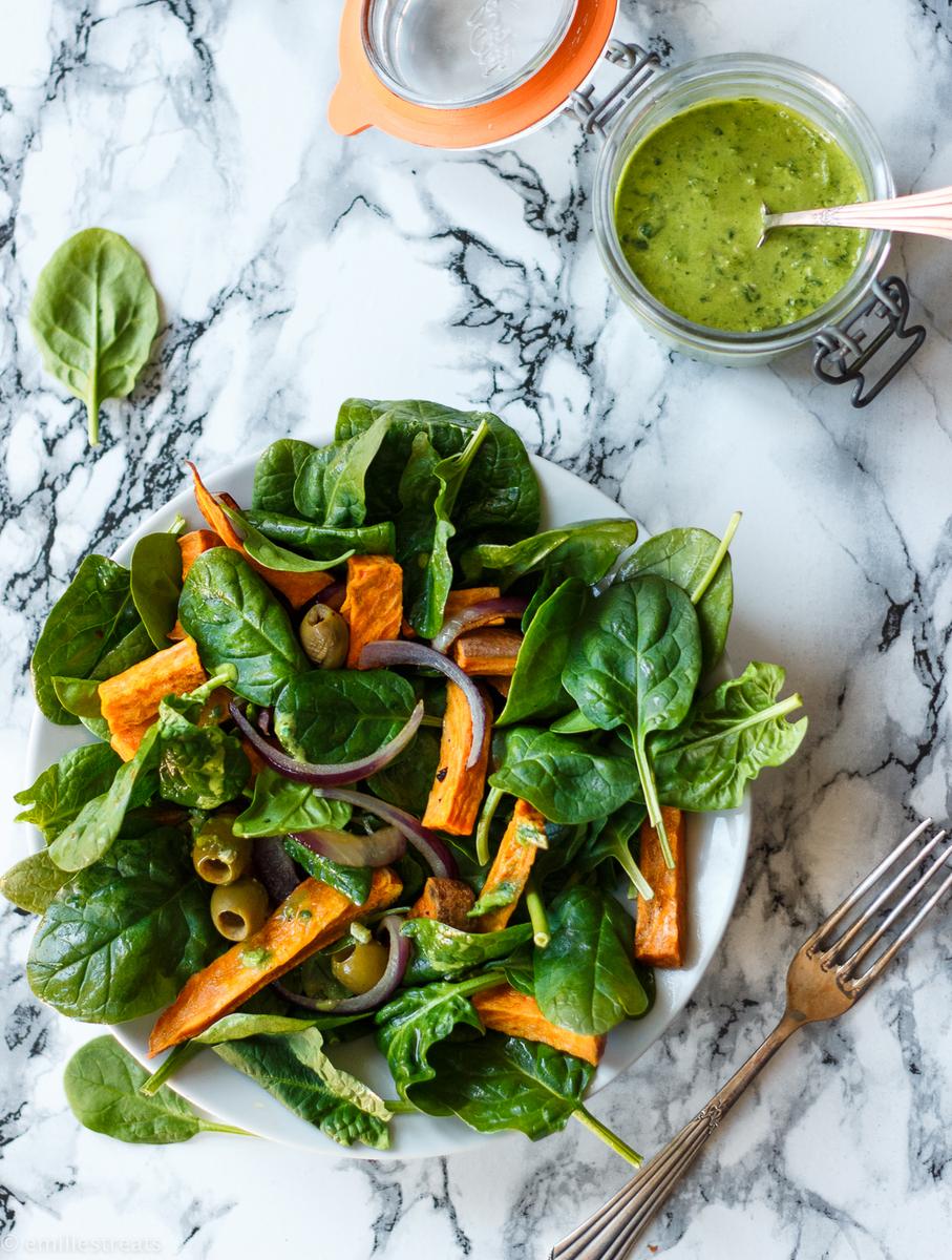 Rezeptbild: Spinatsalat mit Süßkartoffeln und Oliven