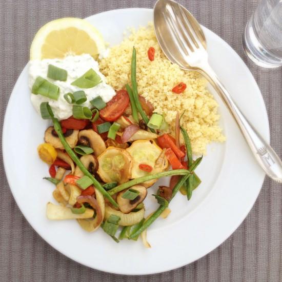 Rezeptbild: Couscous an Sommergemüse und Joghurt-Zitrone-Dip