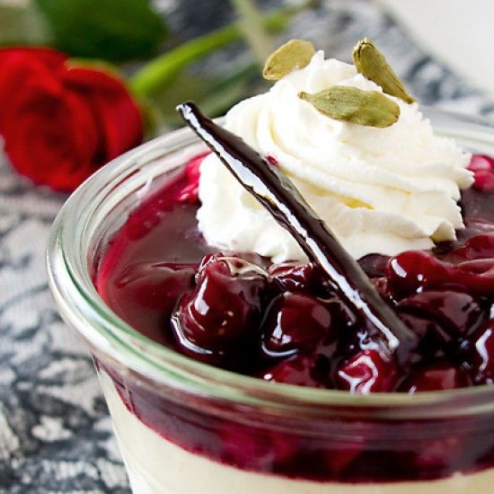 Rezeptbild: Geeiste Kardamomcreme mit Vanille-Kirschen
