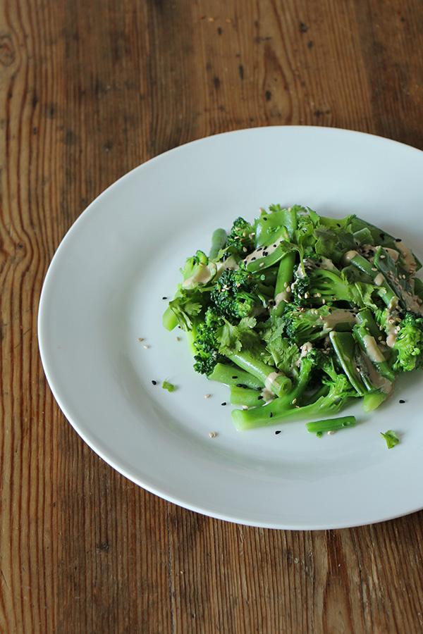 Rezeptbild: Brokkoli-Salat mit Tahini-Dressing