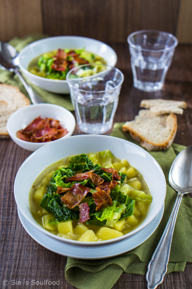 Rezeptbild: Kartoffel-Eintopf mit Wirsing und knusprigem Speck