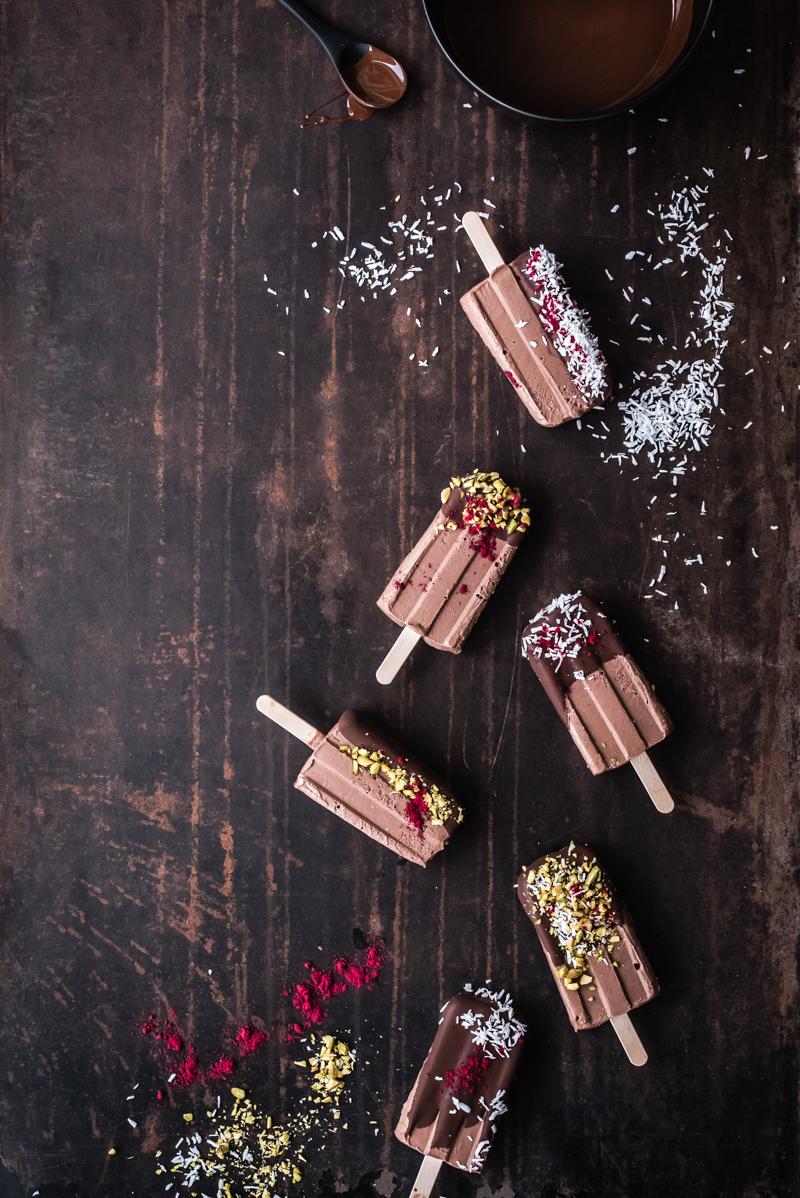 Rezeptbild: Super cremige und vegane Schokopopsicles mit Cashewsahne und Medjool Datteln