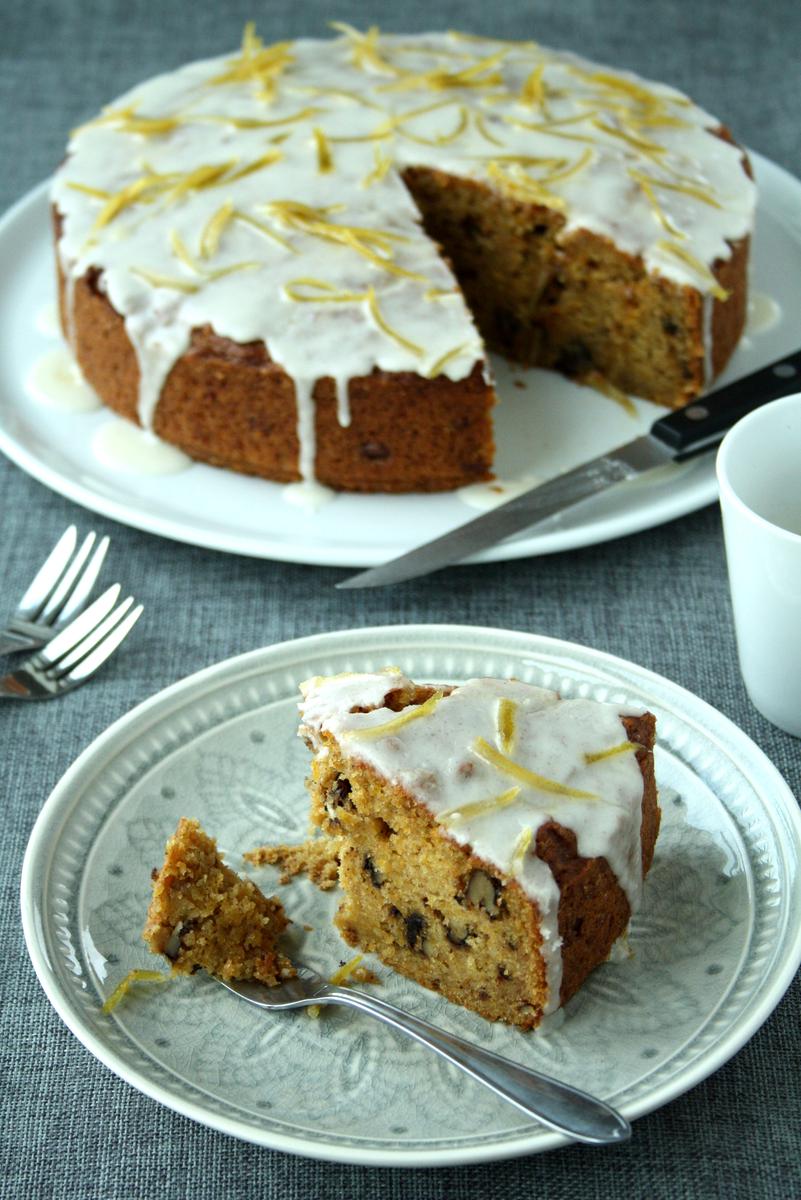 Rezeptbild: Saftiger Kürbiskuchen mit Walnüssen Zitronenglasur