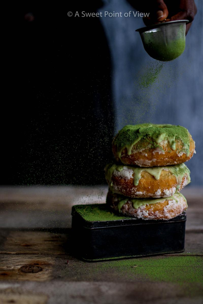 Rezeptbild: VEGANE MATCHA – WEISSE SCHOKOLADE DOUGHNUT