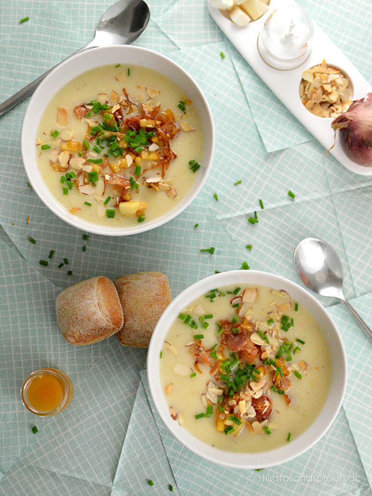 Rezeptbild: Selleriesuppe mit Apfel, Bacon, karamellisierten Zwiebeln und gerösteten Mandeln