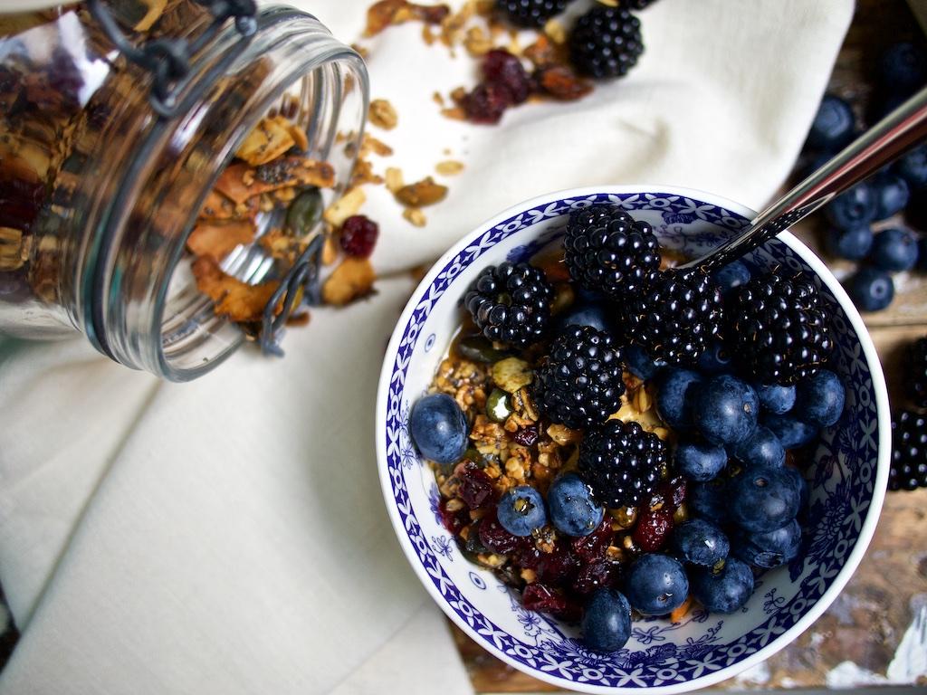 Rezeptbild: Knuspermüsli mit Cranberries, Pistazien und Rosmarin