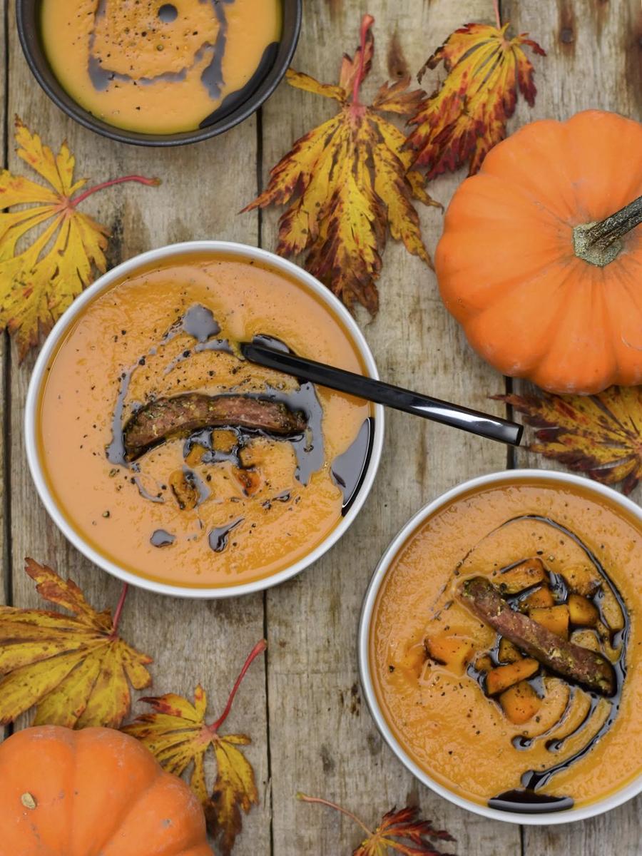Rezeptbild: KÜRBISSUPPE MIT SALSICCIA