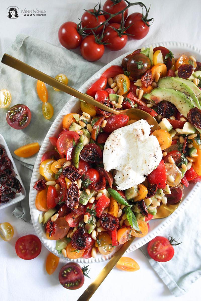 Rezeptbild: Tomaten-Avocado-Salat mit knusprigen Tomaten-Chips, Burrata und Pinienkernen