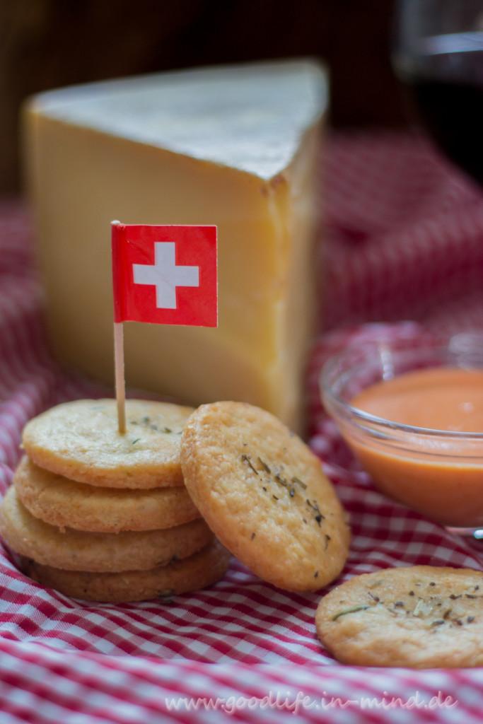 Rezeptbild: Käse-Cracker mit Paprikacreme