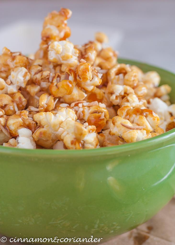 Rezeptbild: Knuspriges Kokos Karamell Popcorn (Vegan)