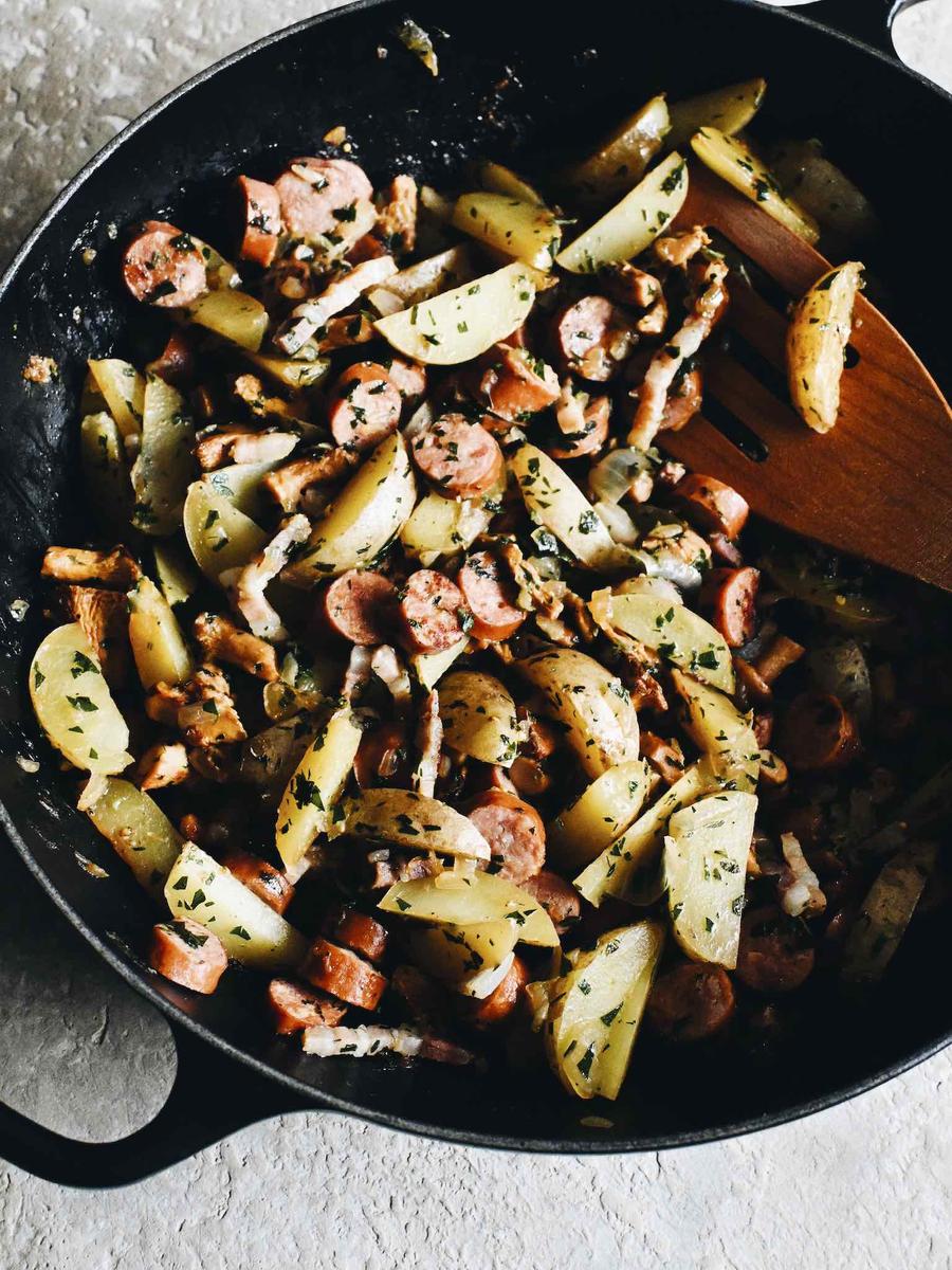 Rezeptbild: EINFACHE KARTOFFEL-PFANNE MIT PFIFFERLINGEN, SCHINKENGRILLER UND VIEL PETERSILIE