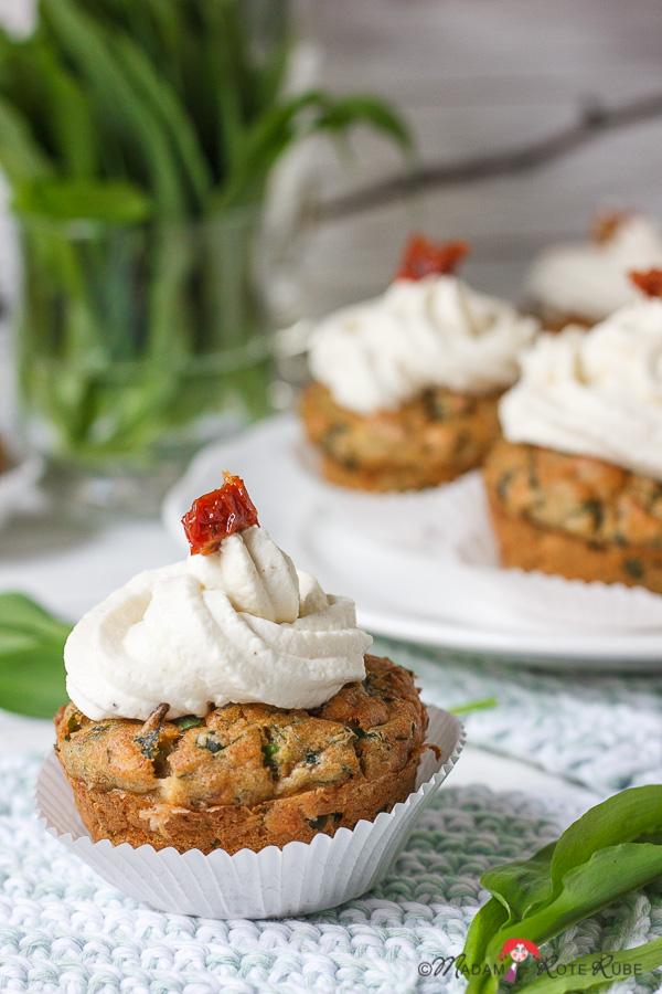 Rezeptbild: Bärlauch-Muffins mit eingelegten Tomaten und Meerrettichcreme-Topping