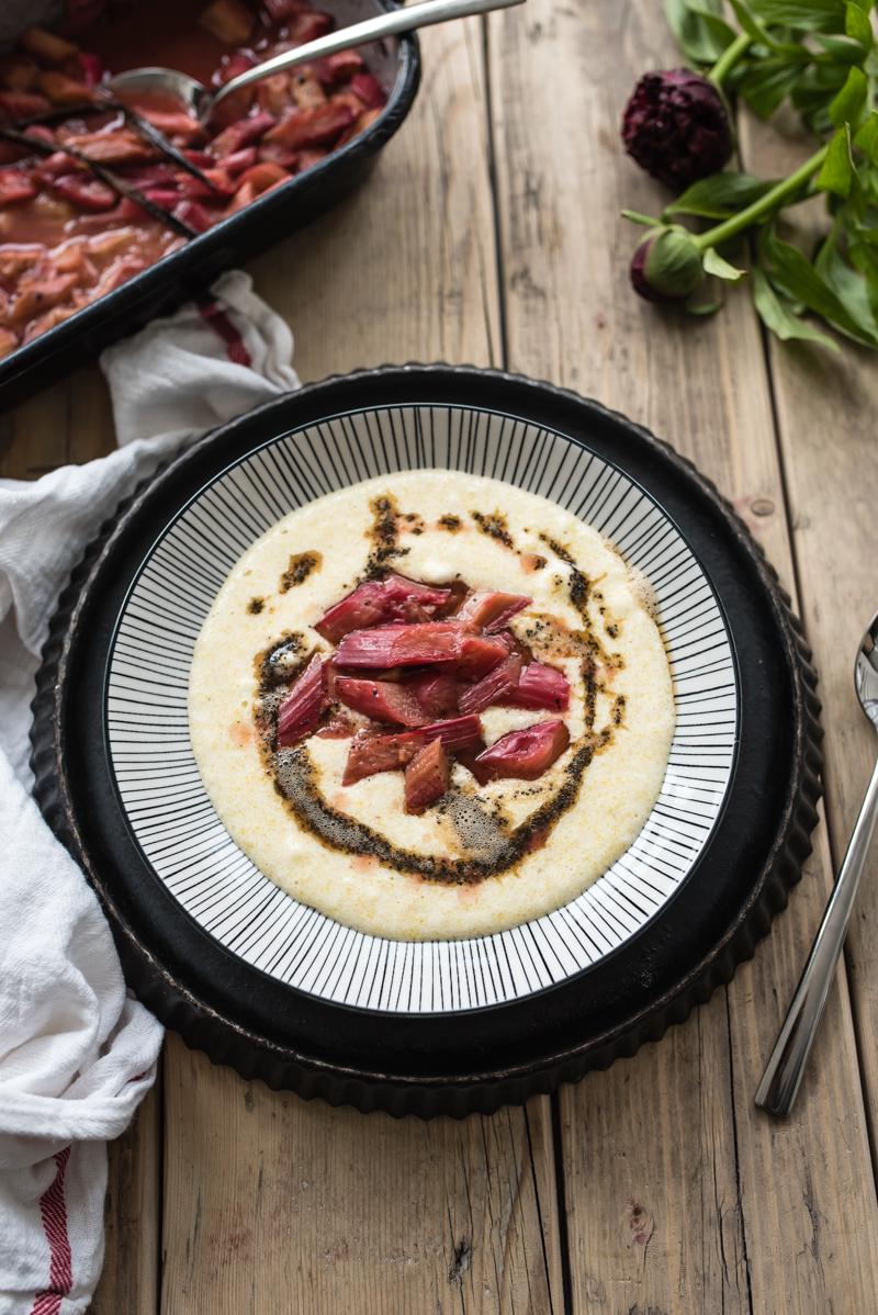 Rezeptbild: süßer polentabrei mit mohn nussbutter und im ofen gegarten portwein rhabarber